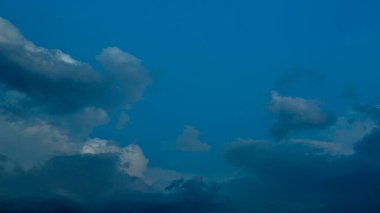 Gün batımında bulutlu dramatik gökyüzü, yaz zamanı.