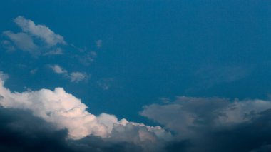 Gün batımında bulutlu dramatik gökyüzü, yaz zamanı.