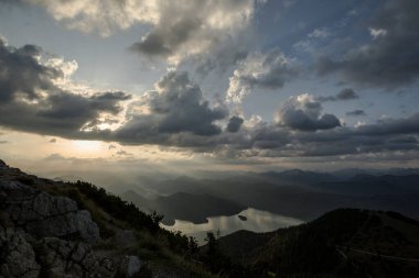 Almanya 'nın Bavyera kentindeki Herzogstand dağında yaz mevsiminde gün doğumu
