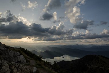 Almanya 'nın Bavyera kentindeki Herzogstand dağında yaz mevsiminde gün doğumu