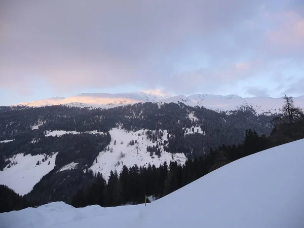 オーストリア チロル州シーフィールドの冬の山のパノラマ — ストック写真
