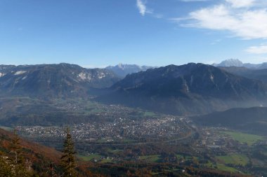 Almanya 'nın Bavyera kentindeki Hochstaufen Dağı' nda dağ yürüyüşü turu
