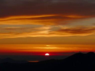 Berchtesgaden 'deki Untersberg dağında gün batımı, Chiemsee Gölü önplanda, Bavyera