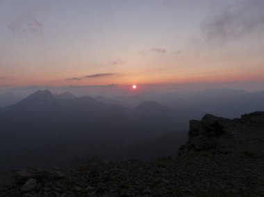 Zugspitze Dağı, Bavyera, Almanya 'da yaz mevsiminde günbatımı dağ panorması