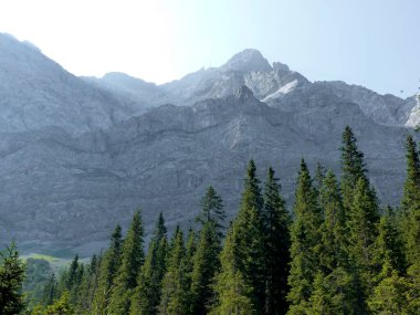 Yüksek dağlık yürüyüş turu Zugspitze Dağı, Bavyera, Almanya
