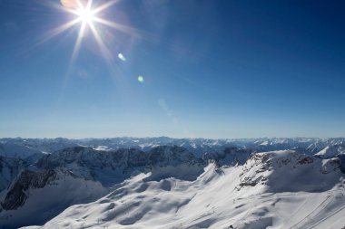 Zugspitze, Bavyera, Almanya 'nın tepesinden kışın dağ manzarası