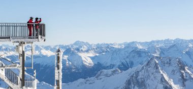 Almanya 'nın Bavyera eyaletinde Zugspitze Dağı' nda dağ manzarası