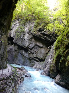 River Partnach, Garmisch-Partenkirchen, Bavyera, Almanya 'daki Canyon Partnachklamm Kanyonunda.