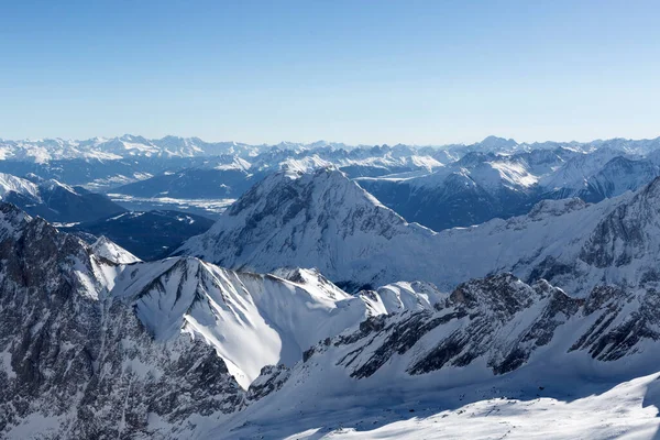 Almanya, Bavyera, Zugspitze 'den kışın dağ manzarası