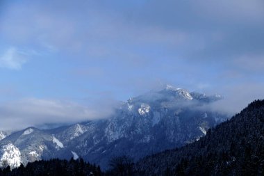 Almanya, Bavyera 'da Alpsee Gölü' nde dağ manzarası