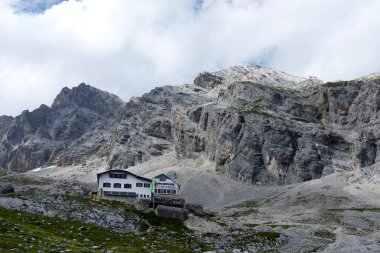 Zugspitze dağındaki Knorrhutte kulübesi, Bavyera, Almanya