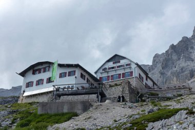 Zugspitze dağındaki Knorrhutte kulübesi, Bavyera, Almanya