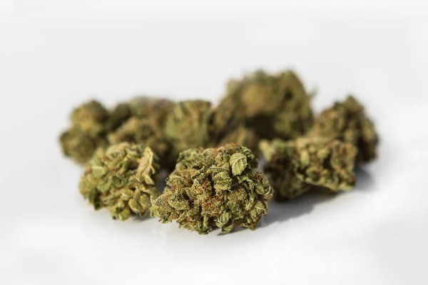 Marihuana Stücke Auf Isoliertem Weißem Hintergrund — Stockfoto