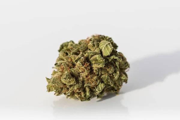 Kawałki Marihuany Białym Tle — Zdjęcie stockowe