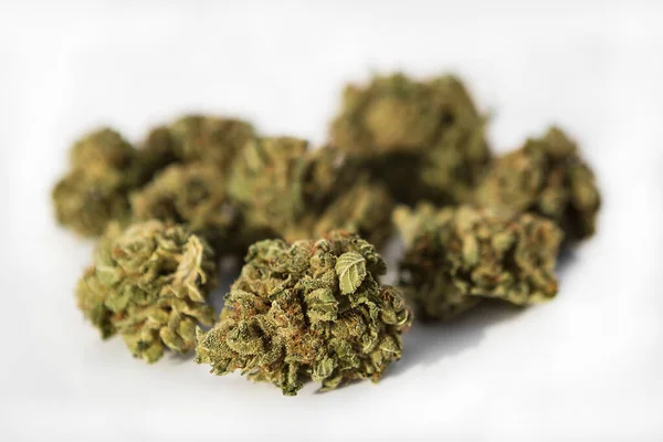 Marihuana Stücke Auf Isoliertem Weißem Hintergrund Stockbild