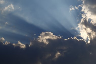 Güneş ışınları sayesinde fırtına bulutları