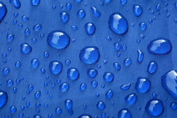 Closeup σταγόνες της βροχής σε μια μπλε ομπρέλα — Φωτογραφία Αρχείου