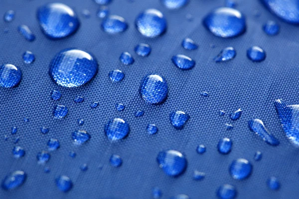 Closeup σταγόνες της βροχής σε μια μπλε ομπρέλα — Φωτογραφία Αρχείου