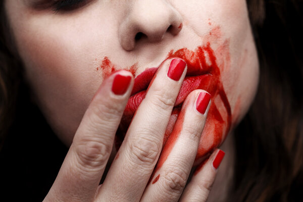 Вампирка слизывает кровь
