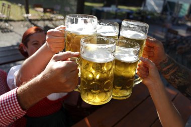 insanların geleneksel Bavyera bira bahçesinde bira içmek