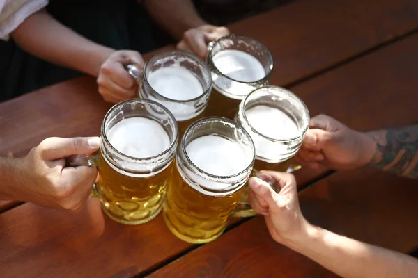 Les gens qui boivent de la bière dans un jardin traditionnel bavarois — Photo