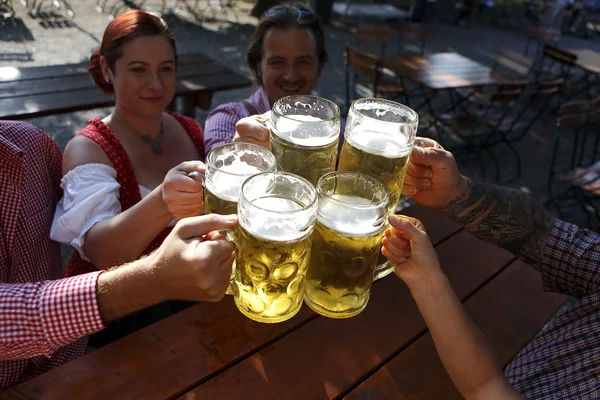 伝統的なバイエルン スタイルのビアガーデンでビールを飲む人 — ストック写真