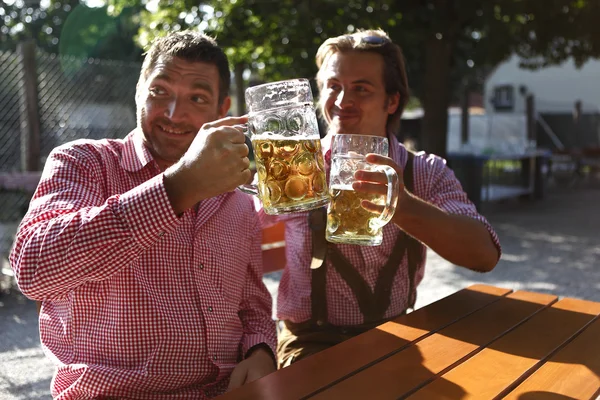 Twee Beieren zitten in een biertuin — Stockfoto