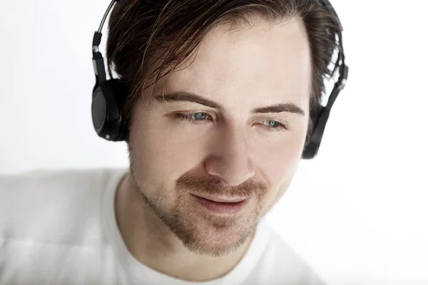 Atrakcyjny mężczyzna z słuchawki z przodu pl biały — Zdjęcie stockowe