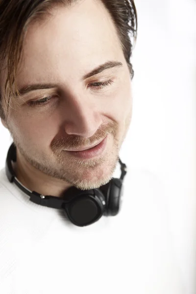 Hombre atractivo con auriculares delante de un fondo blanco — Foto de Stock