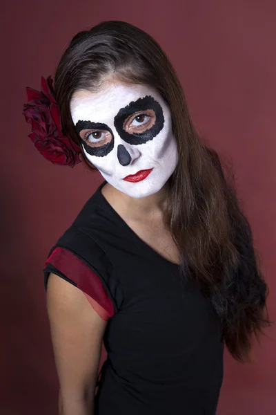 Donna con trucco de la Santa Muerte con rose rosse — Foto Stock