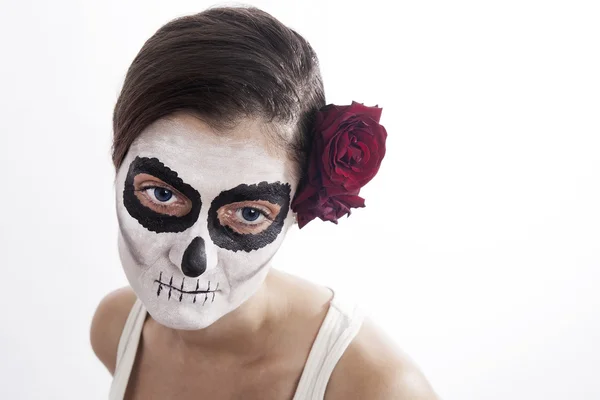 Vrouw met make-up van la santa muerte met rode roos — Stockfoto