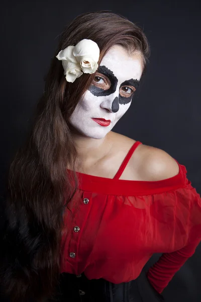 Frau mit Make-up von la santa muerte mit weißen Rosen — Stockfoto