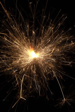 Siyah arkaplanda maytap yakılıyor