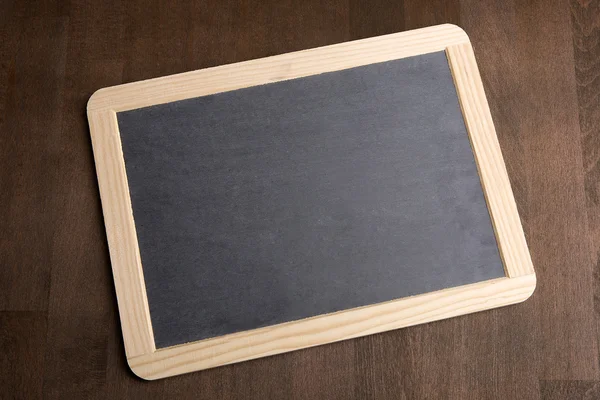 Skriver tablet på brun bakgrund — Stockfoto