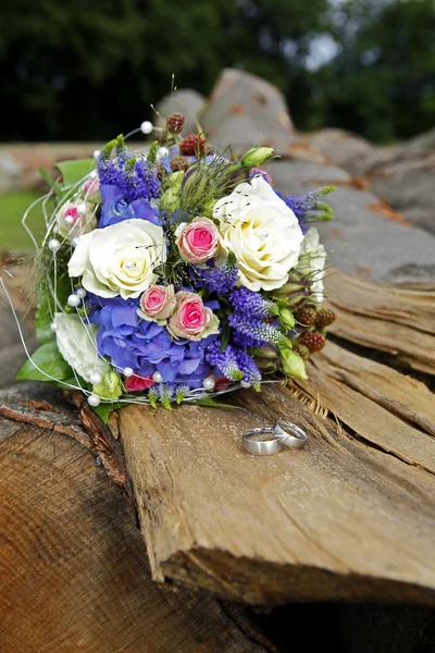 Rose boquet with wedding rings — Stock Photo, Image