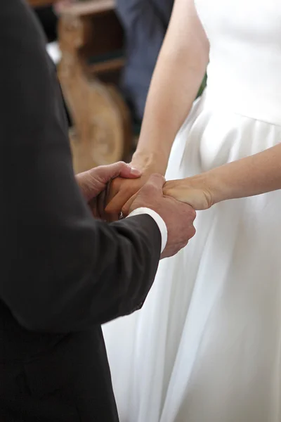 Handen van een bruid en een bruidegom houden elkaar — Stockfoto