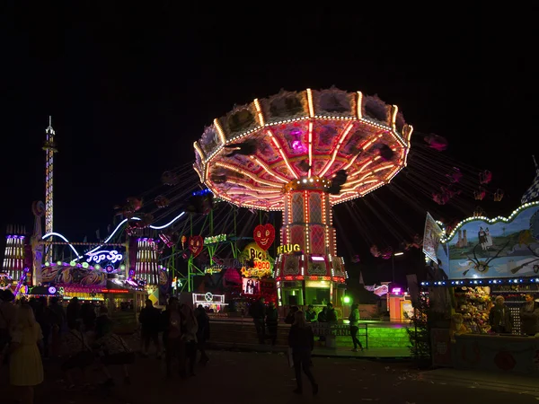 Wunderschön beleuchtete Atmosphäre beim Oktoberfest in München — Stockfoto