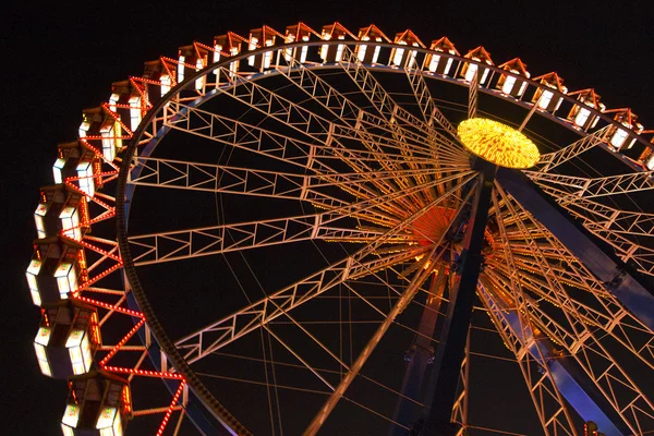 Rueda de la fortuna en el Oktoberfest por la noche — Foto de Stock