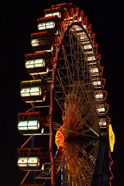 Az Oktoberfest éjjel óriáskerék — Stock Fotó