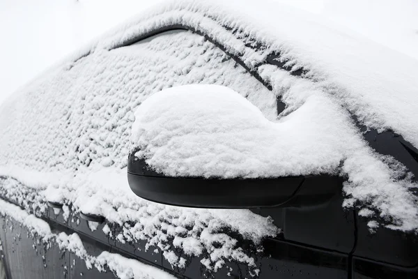 Coche nevado en invierno — Foto de Stock