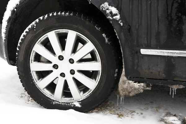 Hielo congelado en neumáticos de coche — Foto de Stock