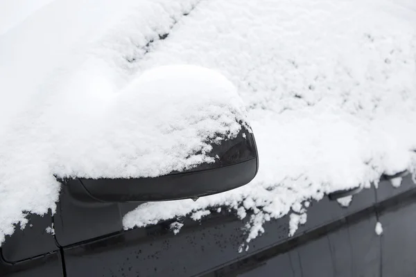 Coche nevado en invierno — Foto de Stock