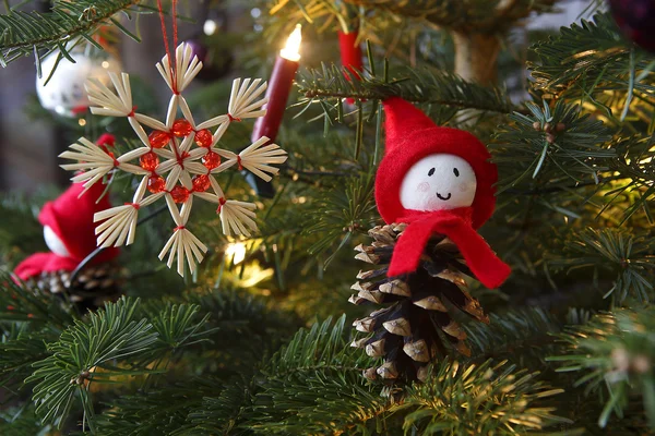 Fechar de uma árvore de Natal verde com luzes — Fotografia de Stock