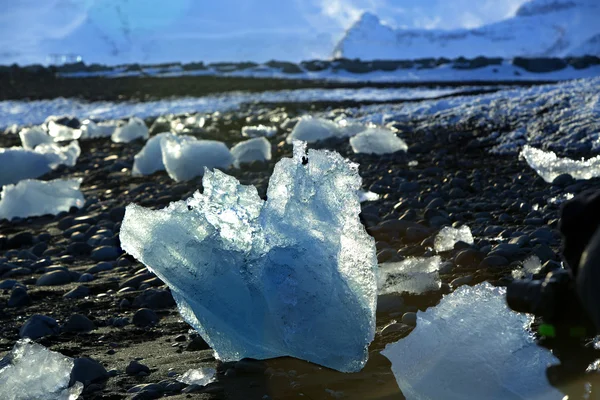 O gelo flutua na lagoa do glaciar Jokulsarlon ao sol da noite — Fotografia de Stock