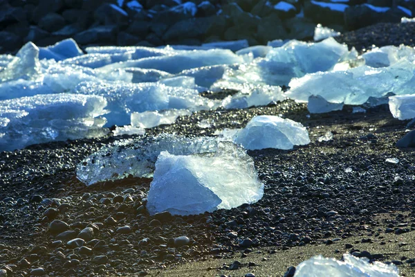 浮冰在冰川泻湖 Jokulsarlon 在傍晚的太阳 — 图库照片
