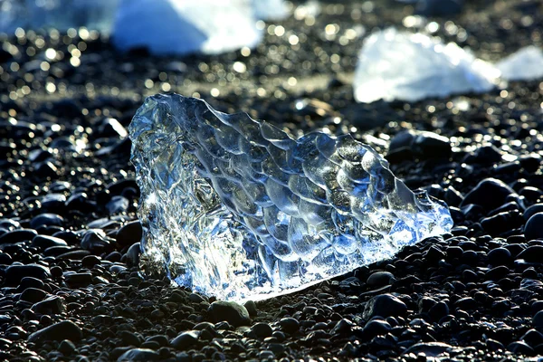 Témpanos de hielo en la laguna glaciar Jokulsarlon en Islandia — Foto de Stock