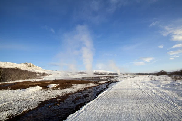 Kilka gejzerów w pejzażu zimowym w Islandii — Zdjęcie stockowe