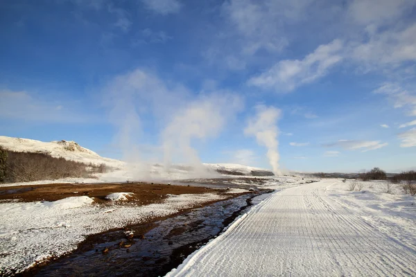 Kilka gejzerów w pejzażu zimowym w Islandii — Zdjęcie stockowe