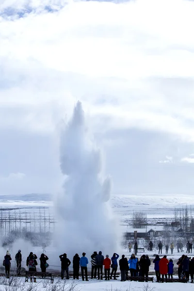 Visitantes na geyser erruption de Strokkur, Islândia — Fotografia de Stock