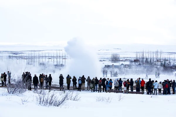 Visitors at the geyser erruption of Strokkur, Iceland — Stock Photo, Image